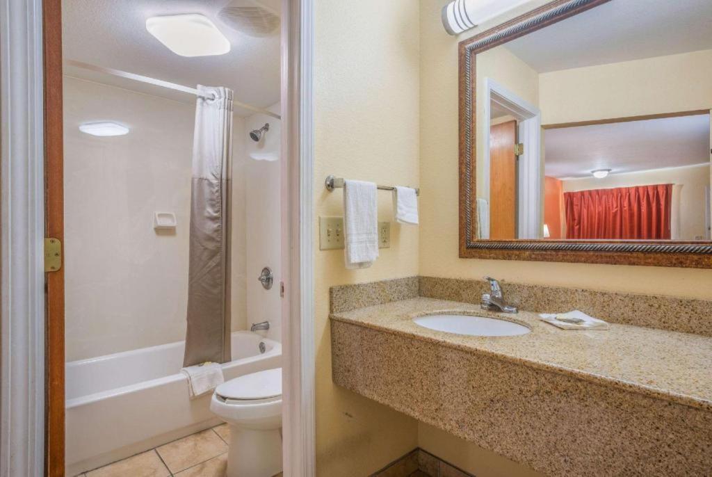 Rodeway Inn & Suites Macon Bagian luar foto